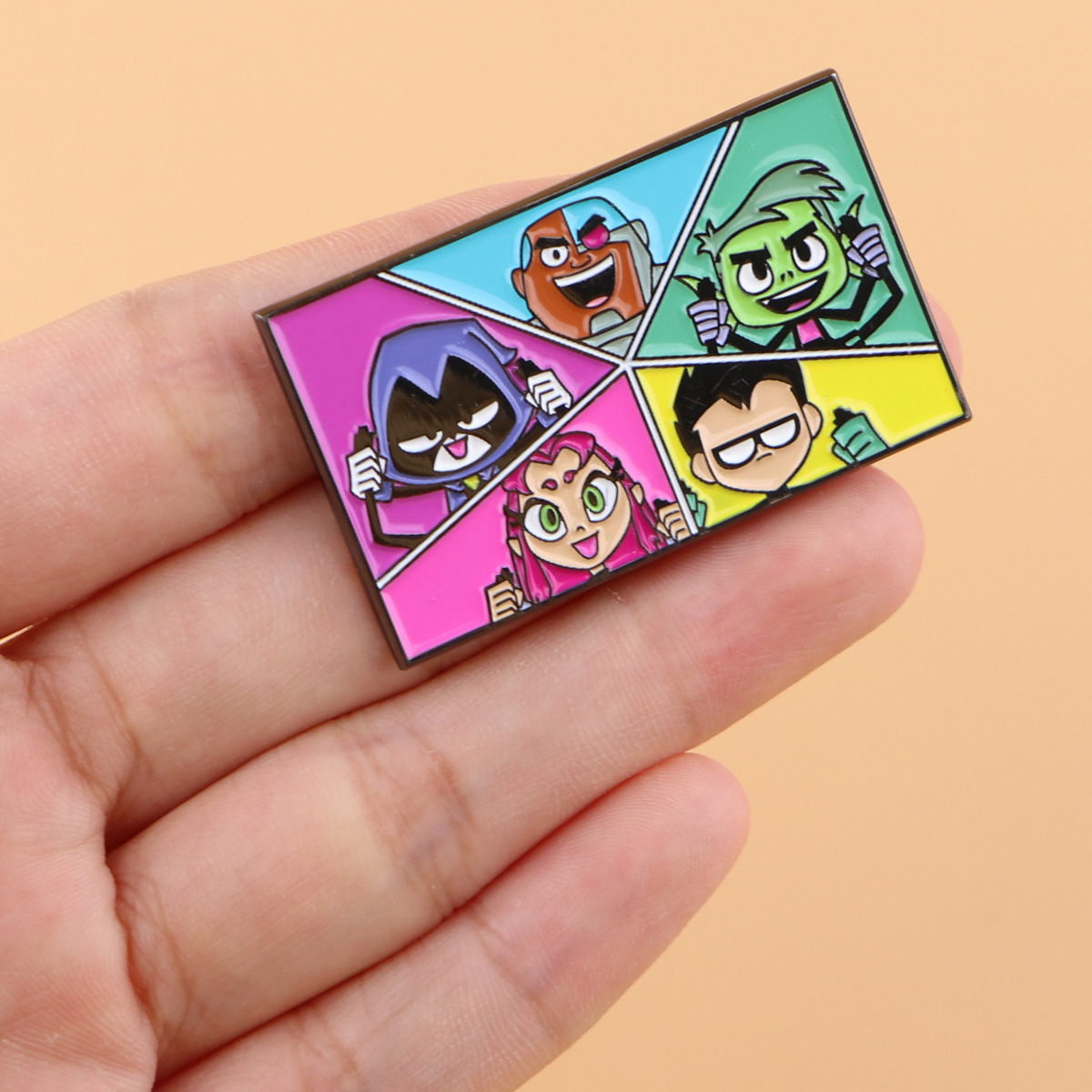 Tuxedo Lapel Pin - 新しいティーンヒーローズチームのエナメルピンブローチ、合金バッジアクセサリー。衣類、バックパック、ジュエリーに。国境を越えた卸売ギフト、男性女性向け。